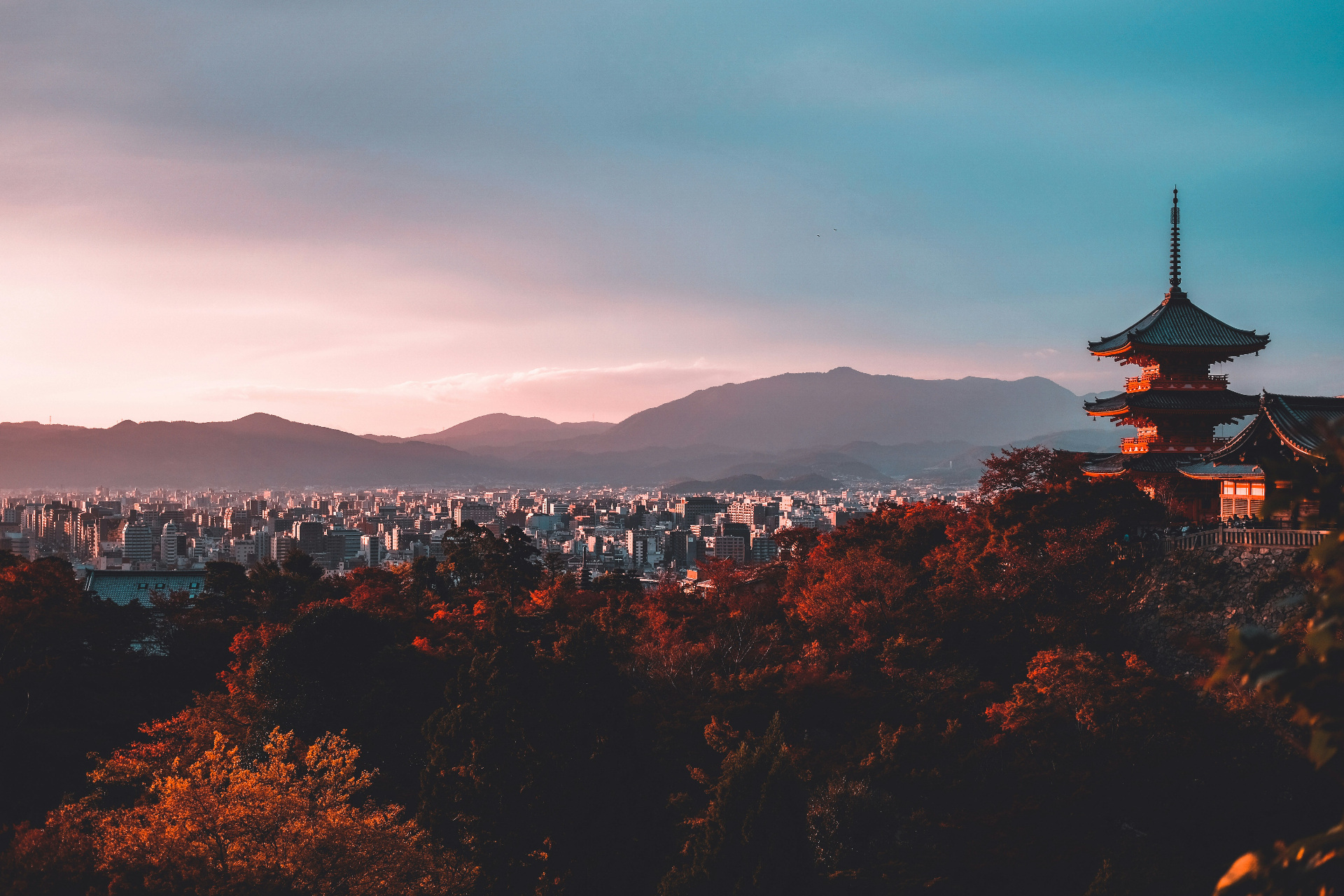 Kioto al atardecer con pagoda y montanas